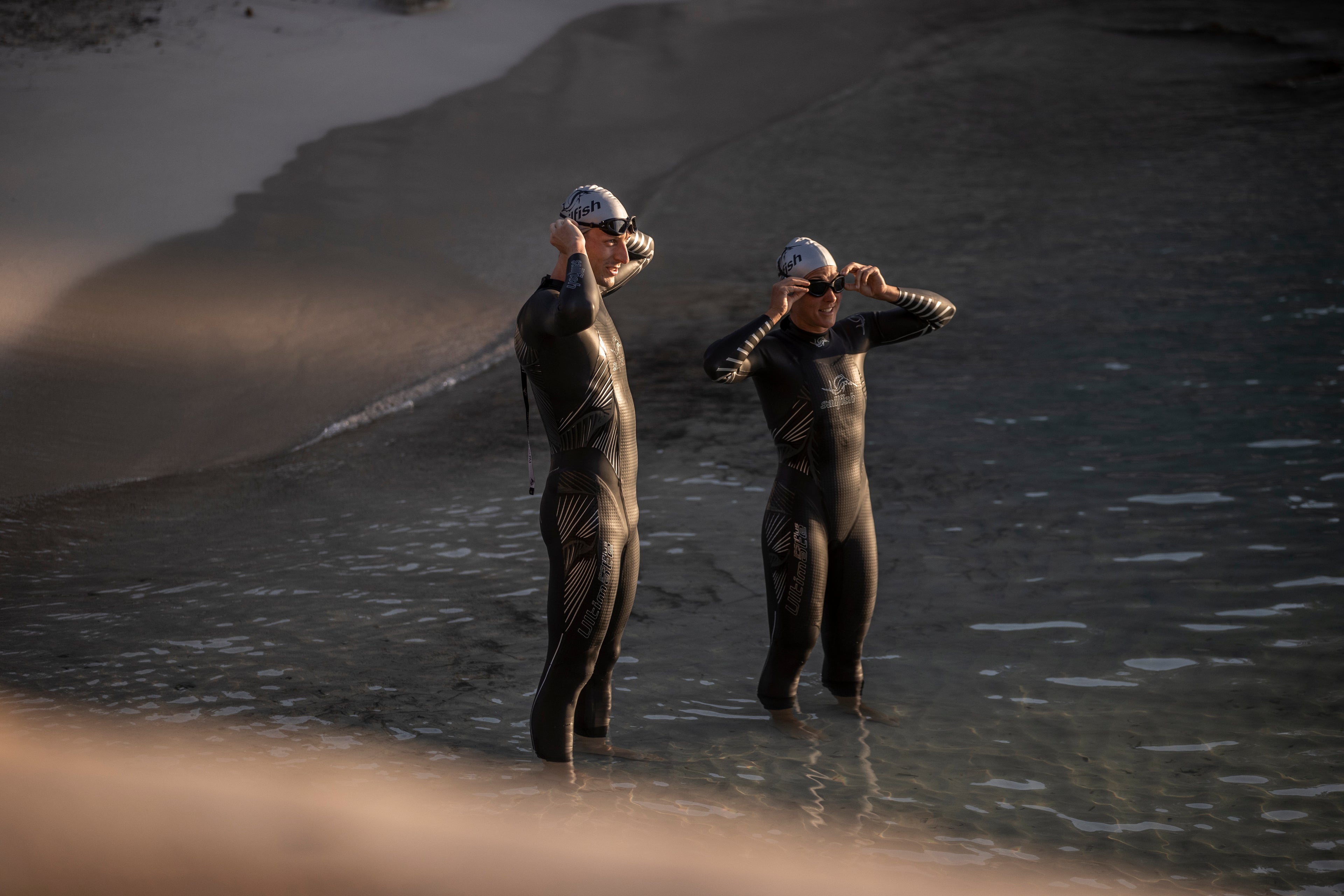 https://www.sailfish.com/cdn/shop/files/sailfish_Wetsuits_Ultimate_IPS_Plus_3_two_person_lokking_at_water_2.jpg?v=1705412411&width=3840